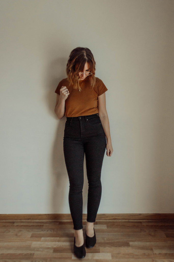 Karin Emily wear the best skinny jeans from Everlane with a burnt orange tee, and black day glove flats