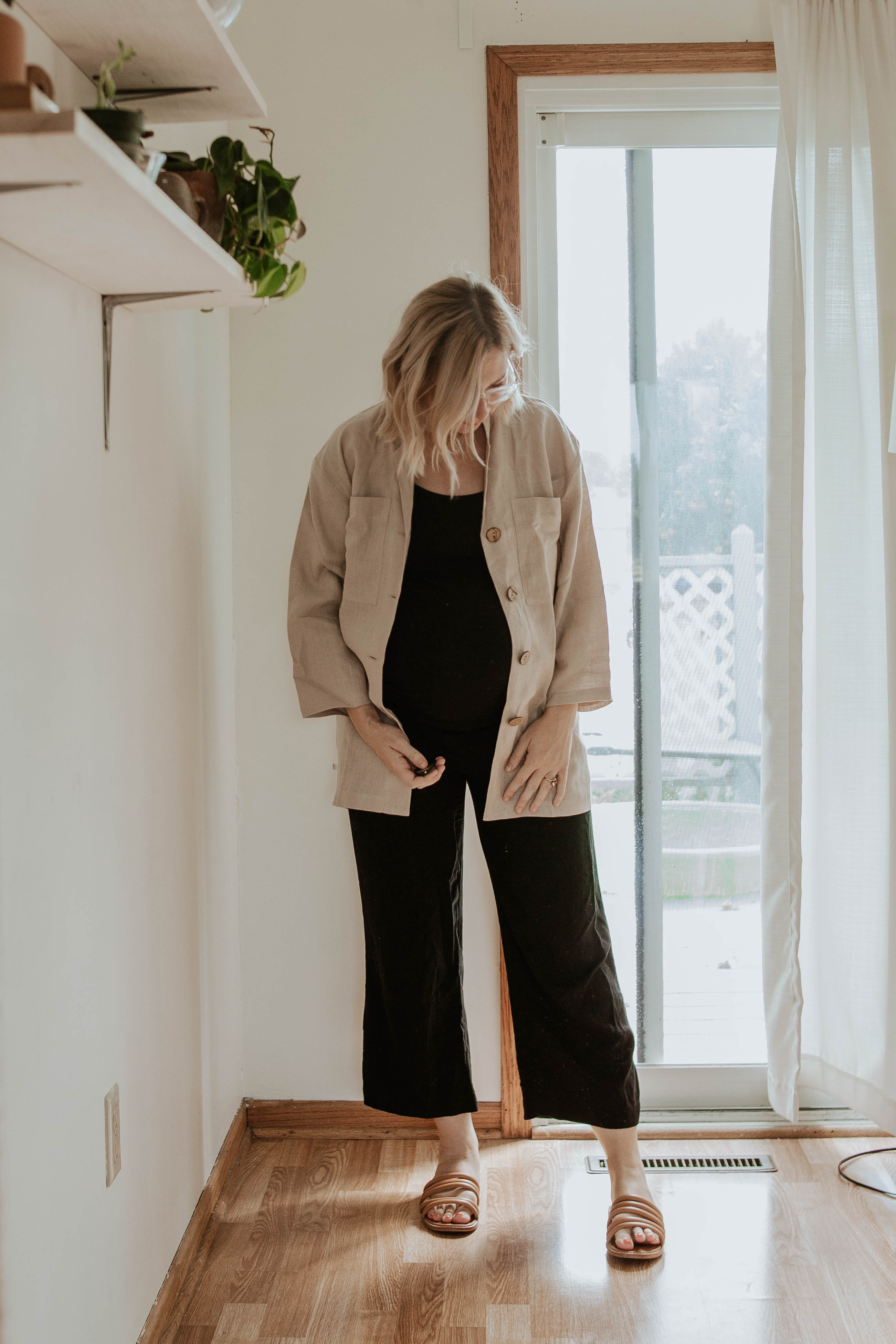 dressing for comfort, linen jacket, black and brown outfit, black wide leg pants