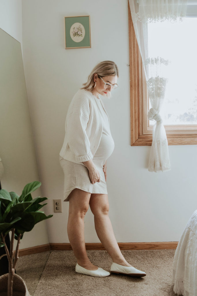 casual maternity outfits, tradlands tee dress, everlane cropped cardigan, everlane day glove flats, third trimester style