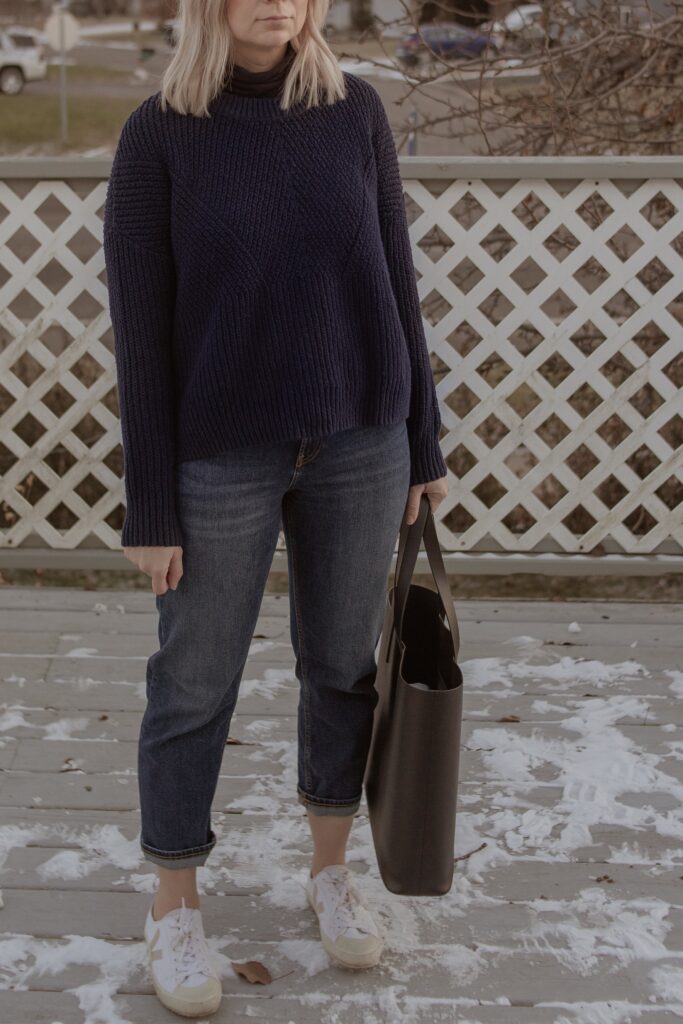 Recreating Outfits from Pinterest, chunky navy sweater, straight leg jeans, white veja tennis shoes, everlane tote bag, black tote bag