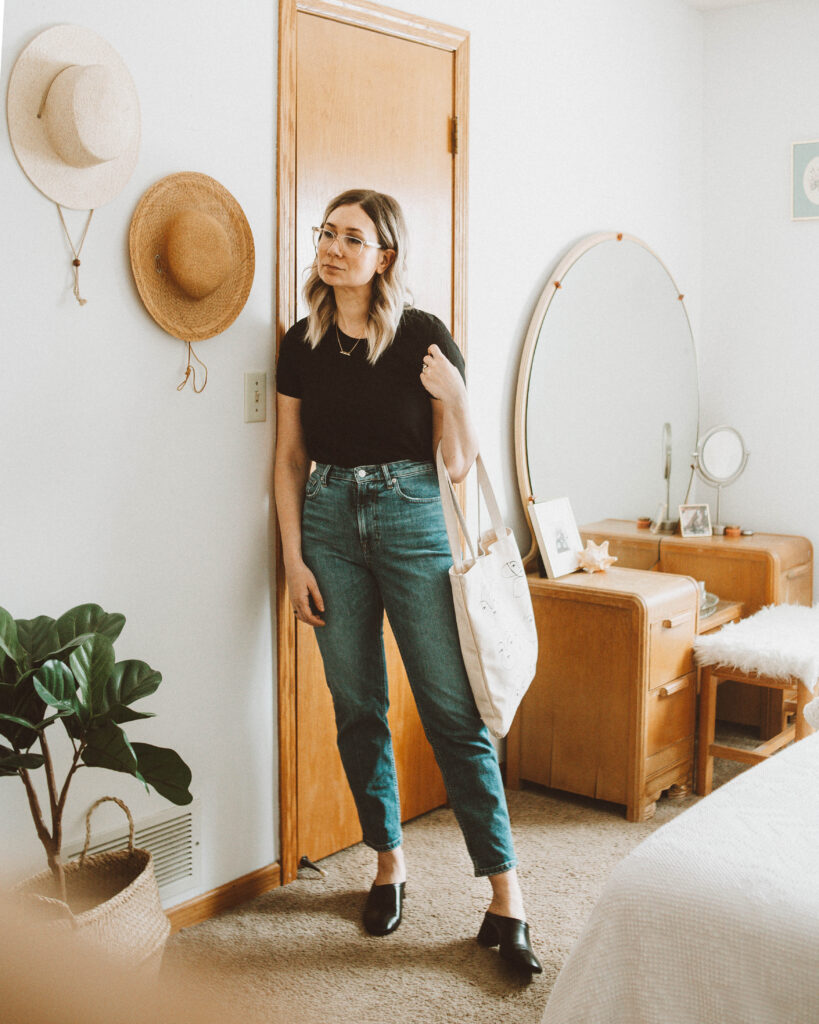 spring outfit ideas, black everlane micro rib tee, everlane straight denim, everlane day mule