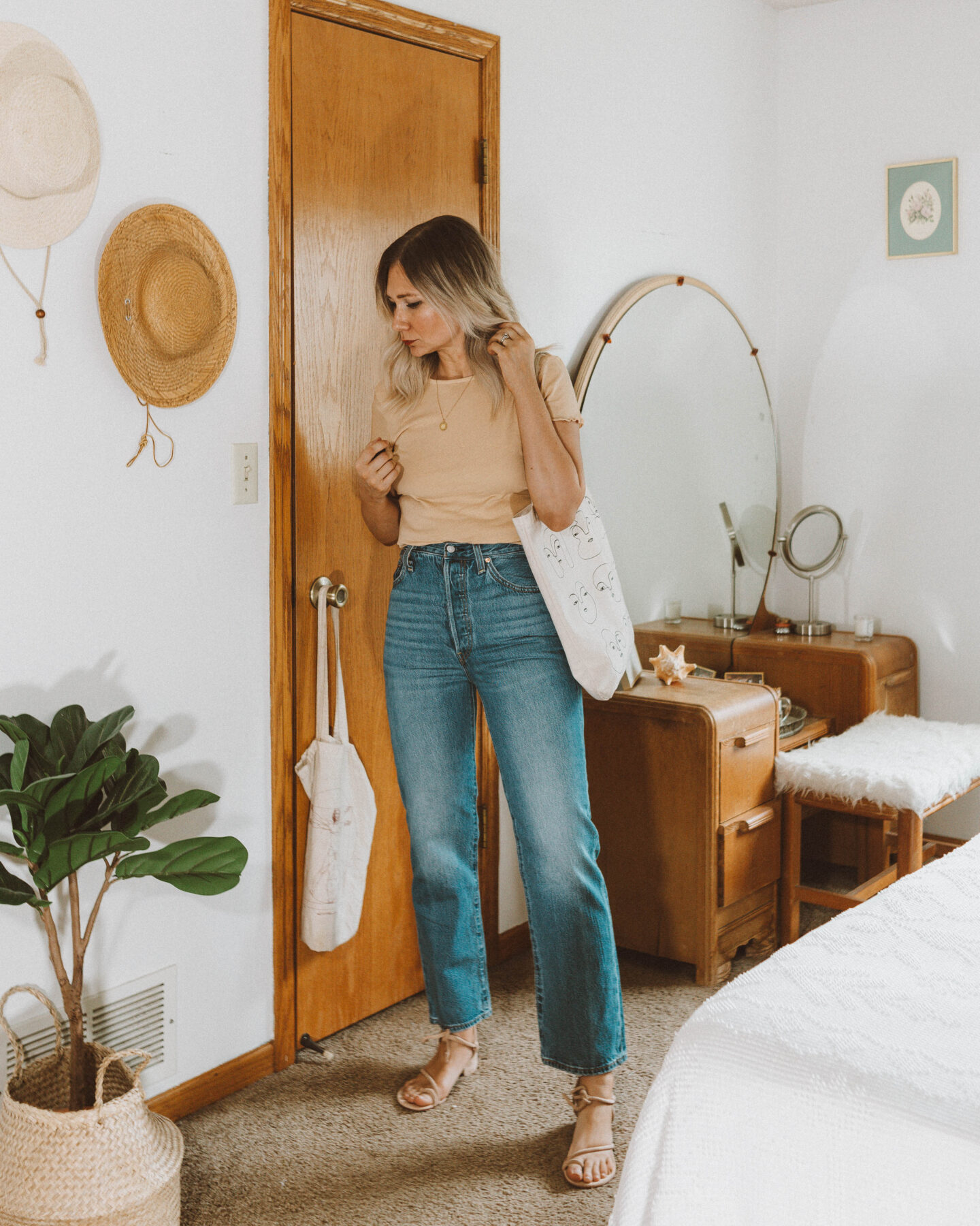 Straight Leg Jeans Outfit Ideas 